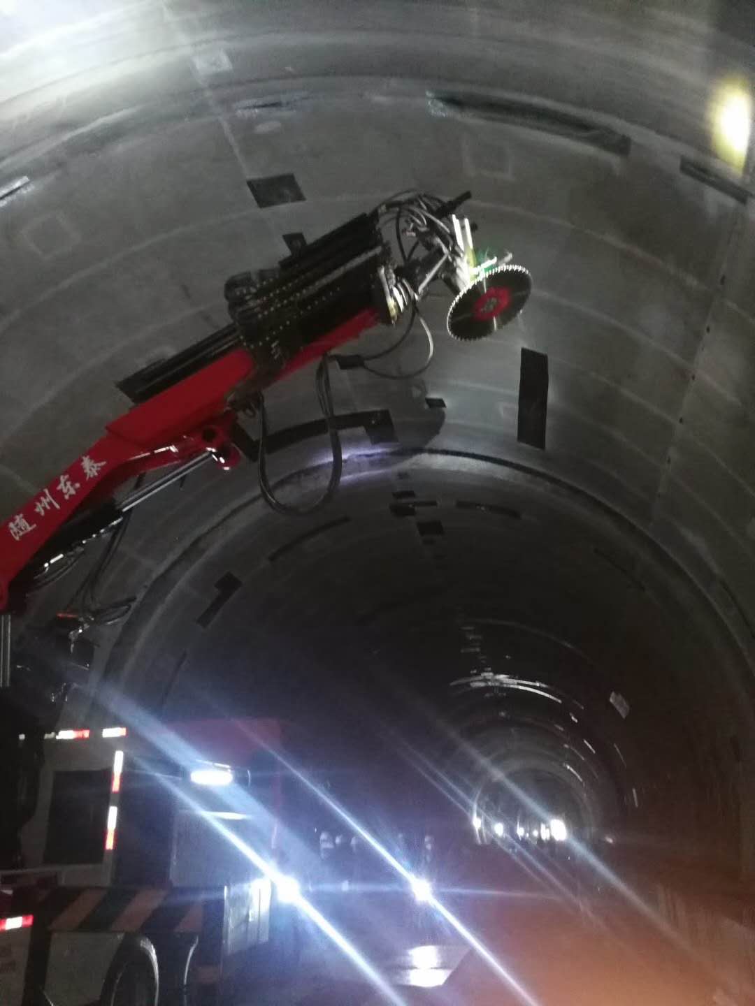 自主研發(fā)高效360°隧道二襯環(huán)切拆換設備施工現(xiàn)場