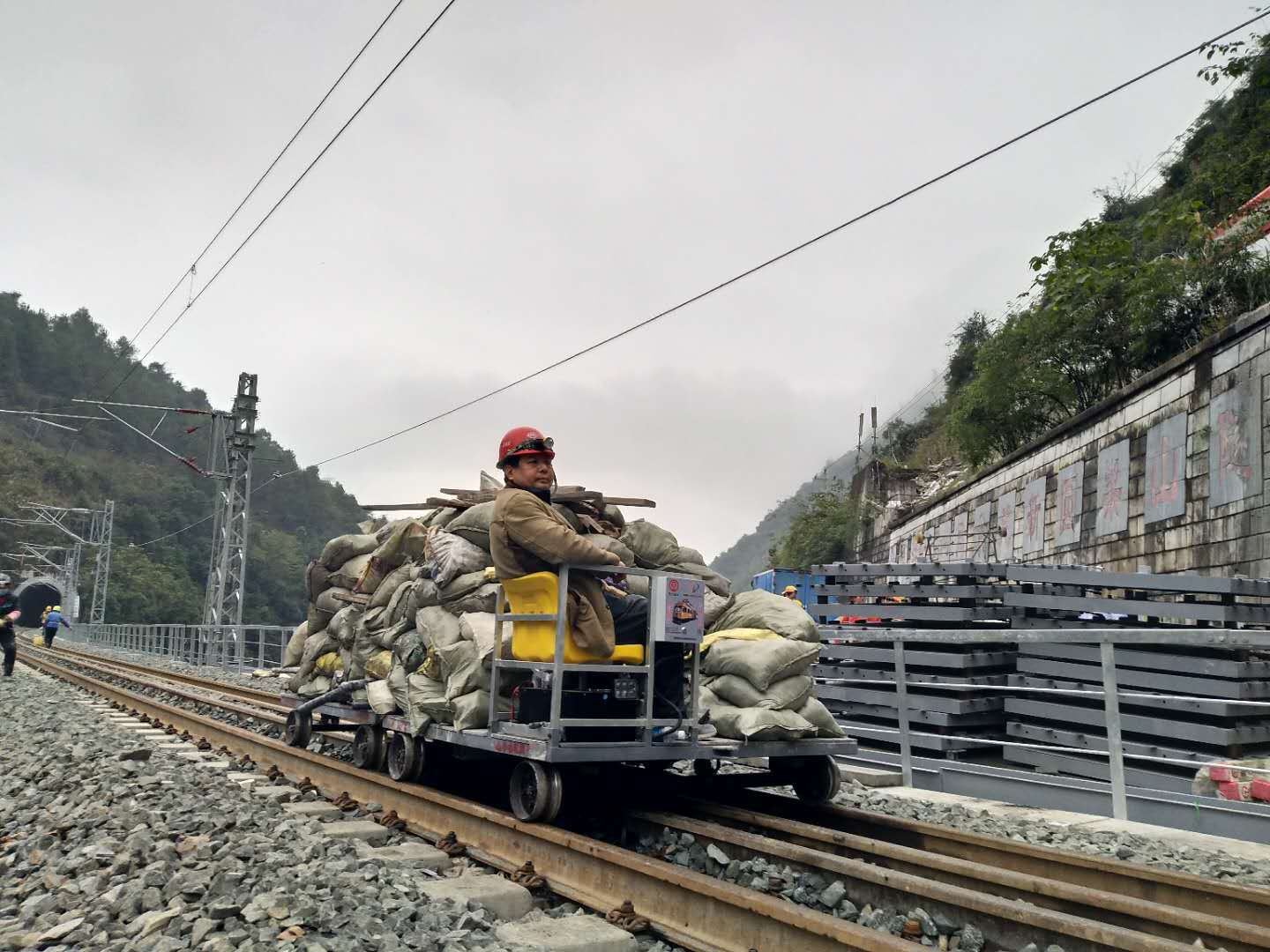 隧治新能源軌道車既有線施工現(xiàn)場